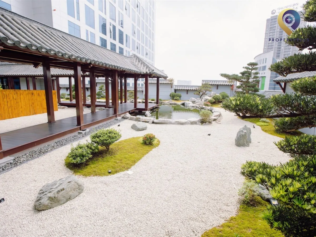 Khu vườn Nhật bên ngoài tòa nhà FPT Tower